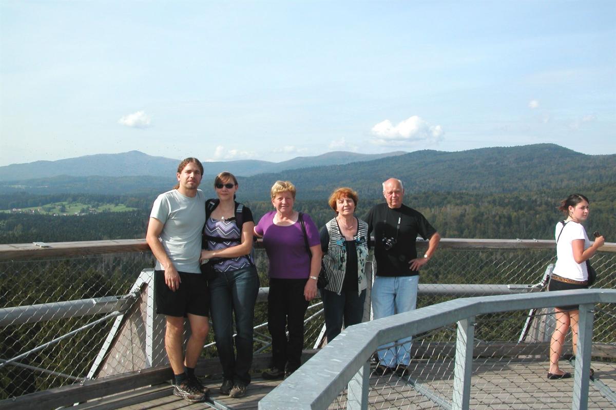 Ausflug mit Gäste im Nationalpark Bayerischer Wald auf dem Baumwipfelpfad